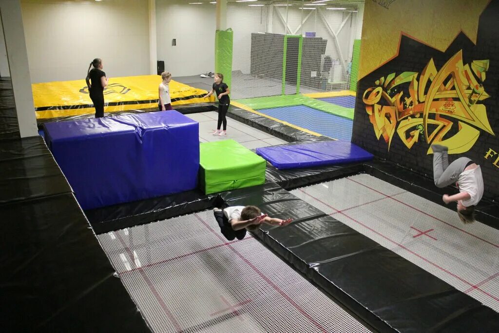 Flip fly батутный центр. батутный центр семеновская. флип флай батутный центр на семеновской. Flip fly батутный. парк fly сыктывкар батутный центр.