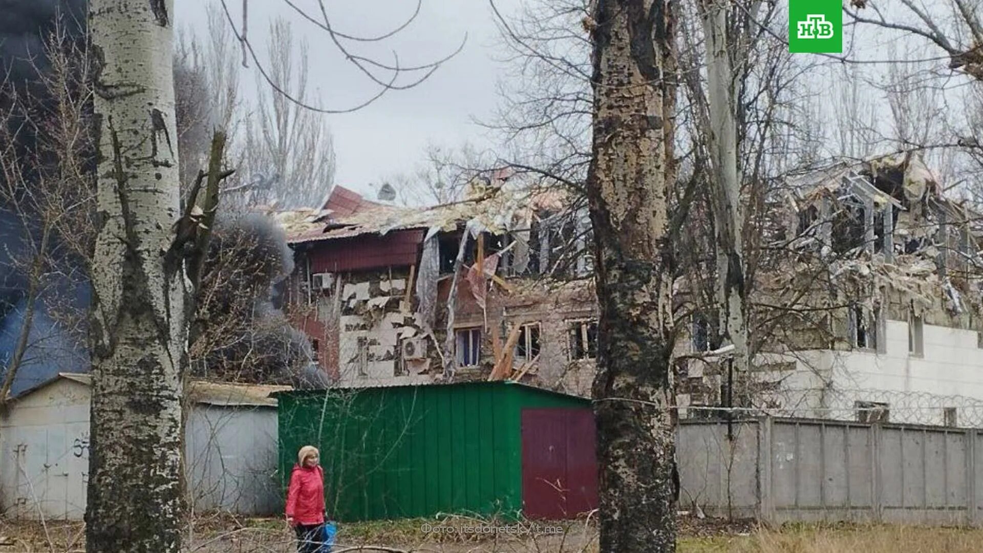 Новости днр на сегодня 2023. Здание после бомбежки. Калининский район Донецка. Обстрел колледжа в Мелитополе.