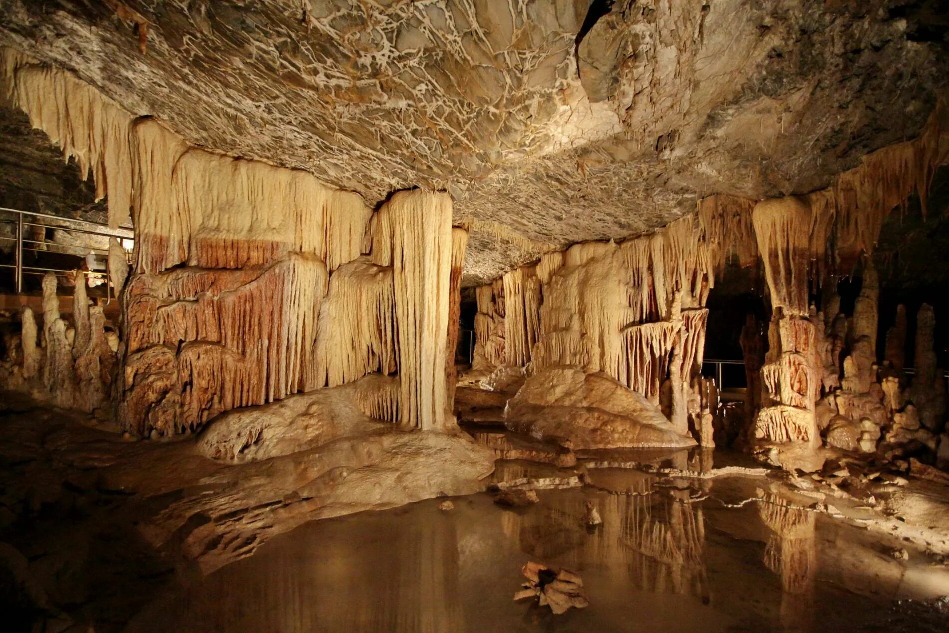 Ancient cave. Пещера Петралона Греция. Пещера Франхти Греция. Пещера Теопетра, Метеора, Греция. Пещера Девилисса Греция.