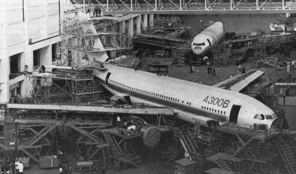 Airbus история. самолет airbus a300 200. Airbus история. A 330 mrtt australians. самолеты аэробус модельный ряд.