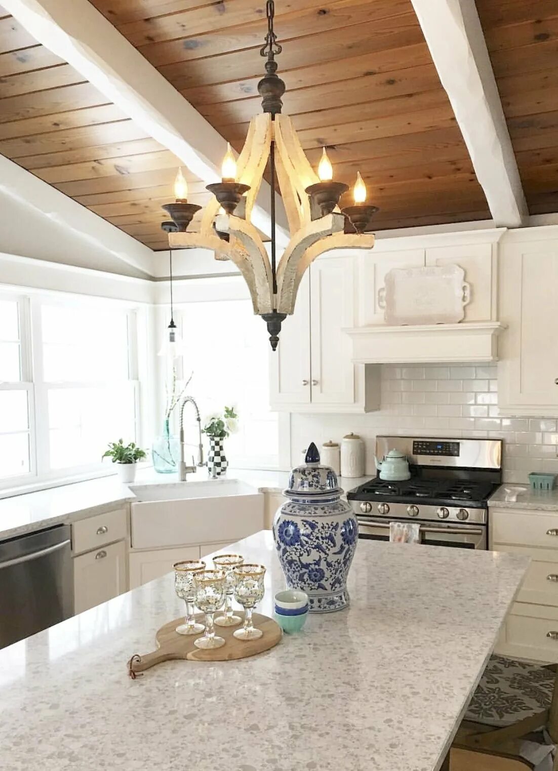 Потолок под дерево на кухне. Кухня отделанная деревом. Отделка кухни деревом в частном доме. Обделка кухни под дерево. Потолок под дерево.