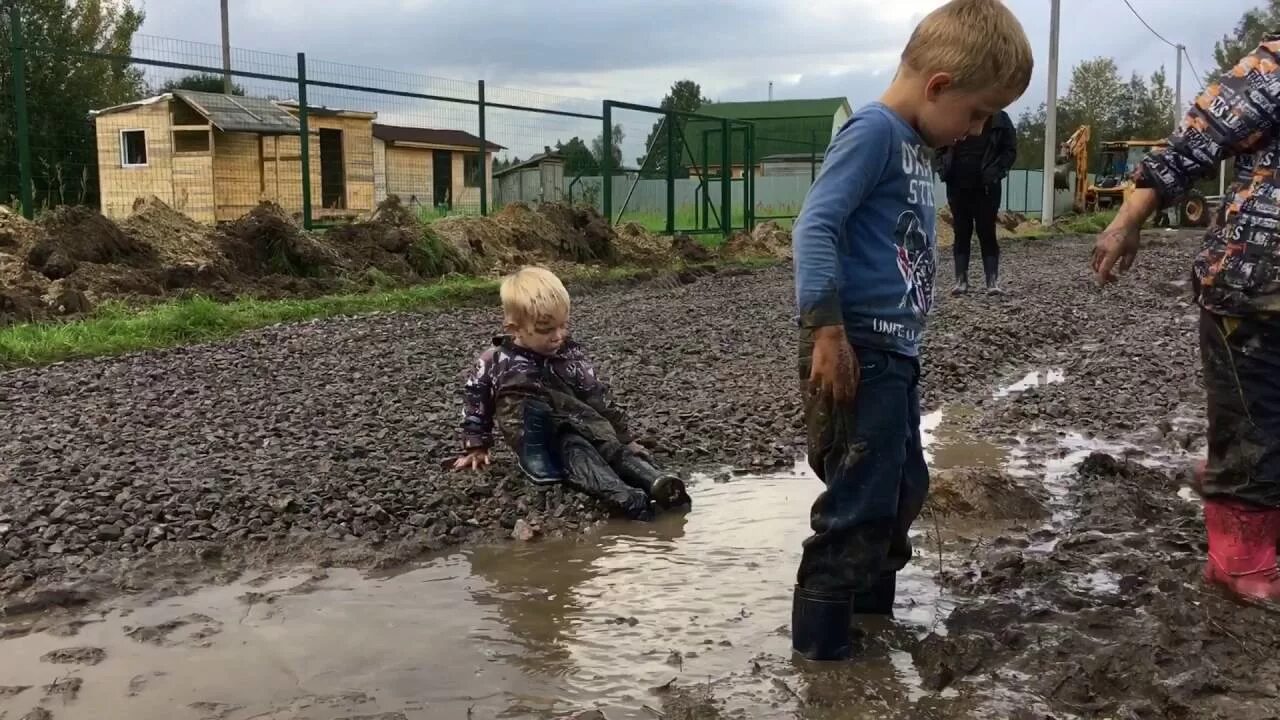 Детям негде жить. Мальчик в луже. Дети играют в луже.