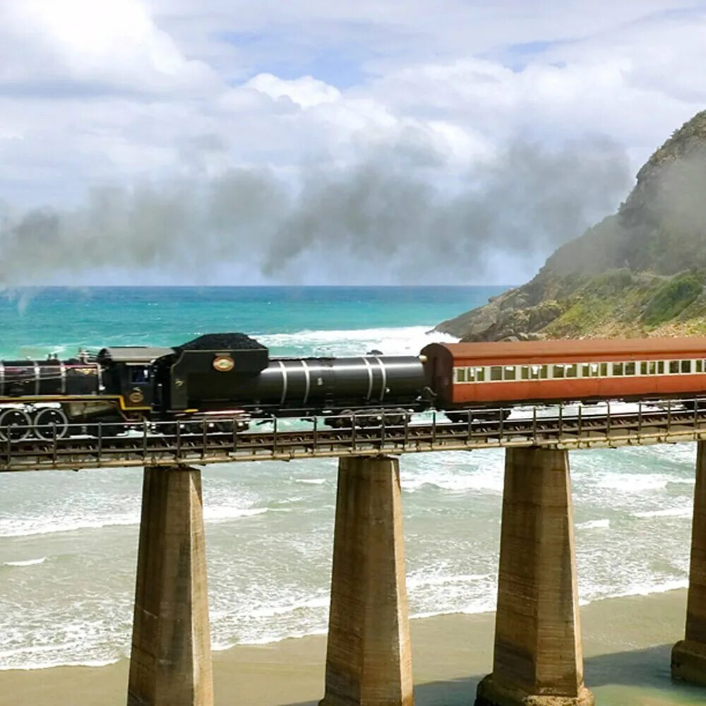 Железная дорога у моря. Поезд на фоне природы. Железнодорожный транспорт. Красивый поезд. Современные поезда.