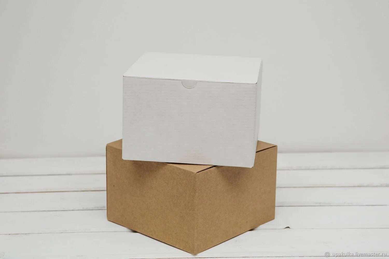 Белый крафт картон. Картонные коробки белые. Коробка белая картонная. Коробки из крафт картона.