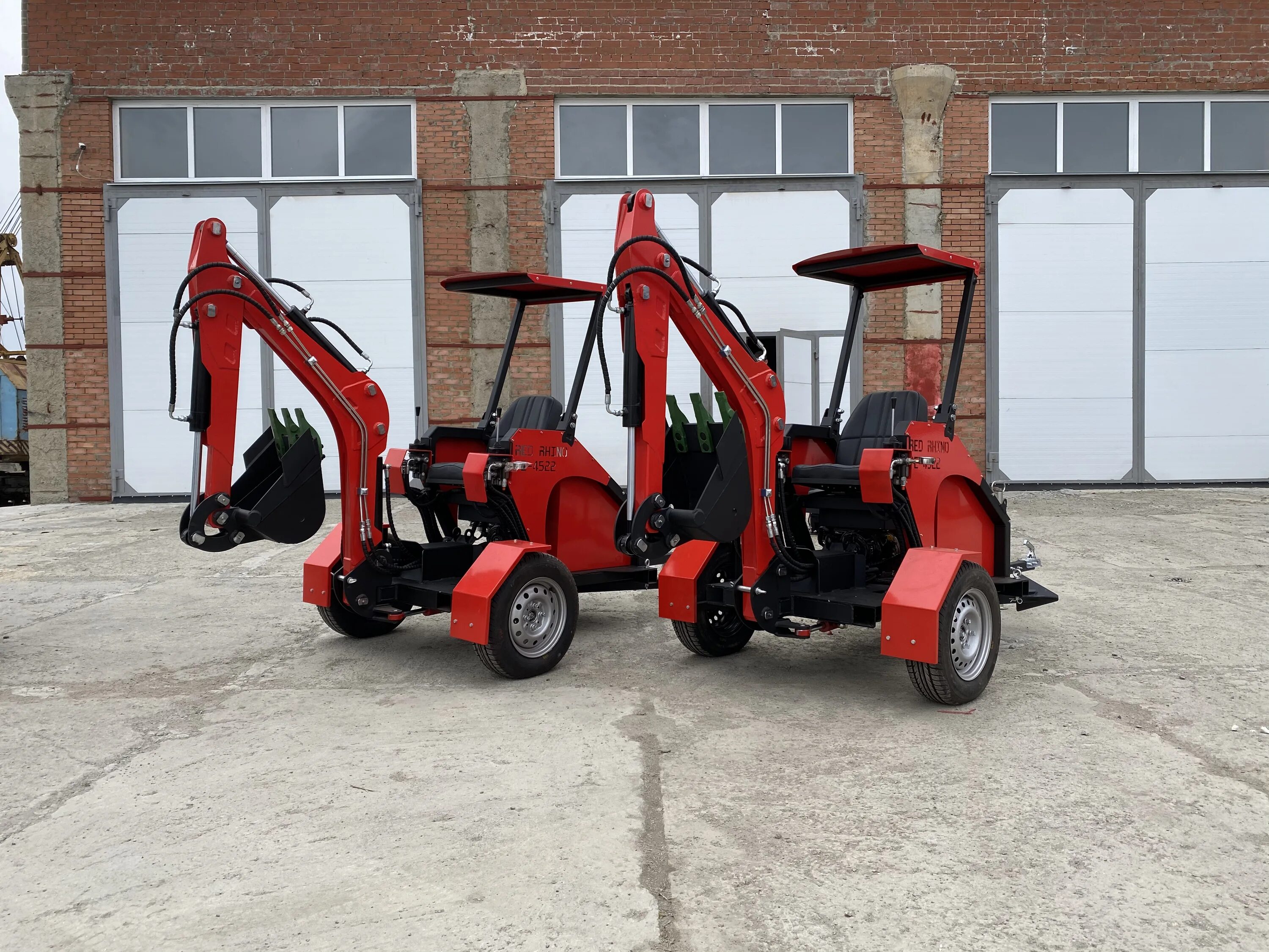Рэд инжиниринг. Мини экскаватор red rhino гусеничный. Ред инжиниринг. Ред инжиниринг. Прицепной мини экскаватор red rhino.