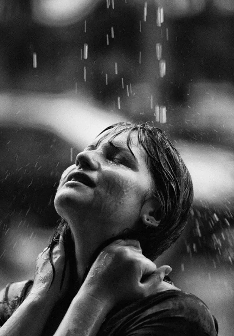 Плачу под песню. Девушка под дождем. Грустная девушка. Плачущая девушка под дождем. Девушка плачет.