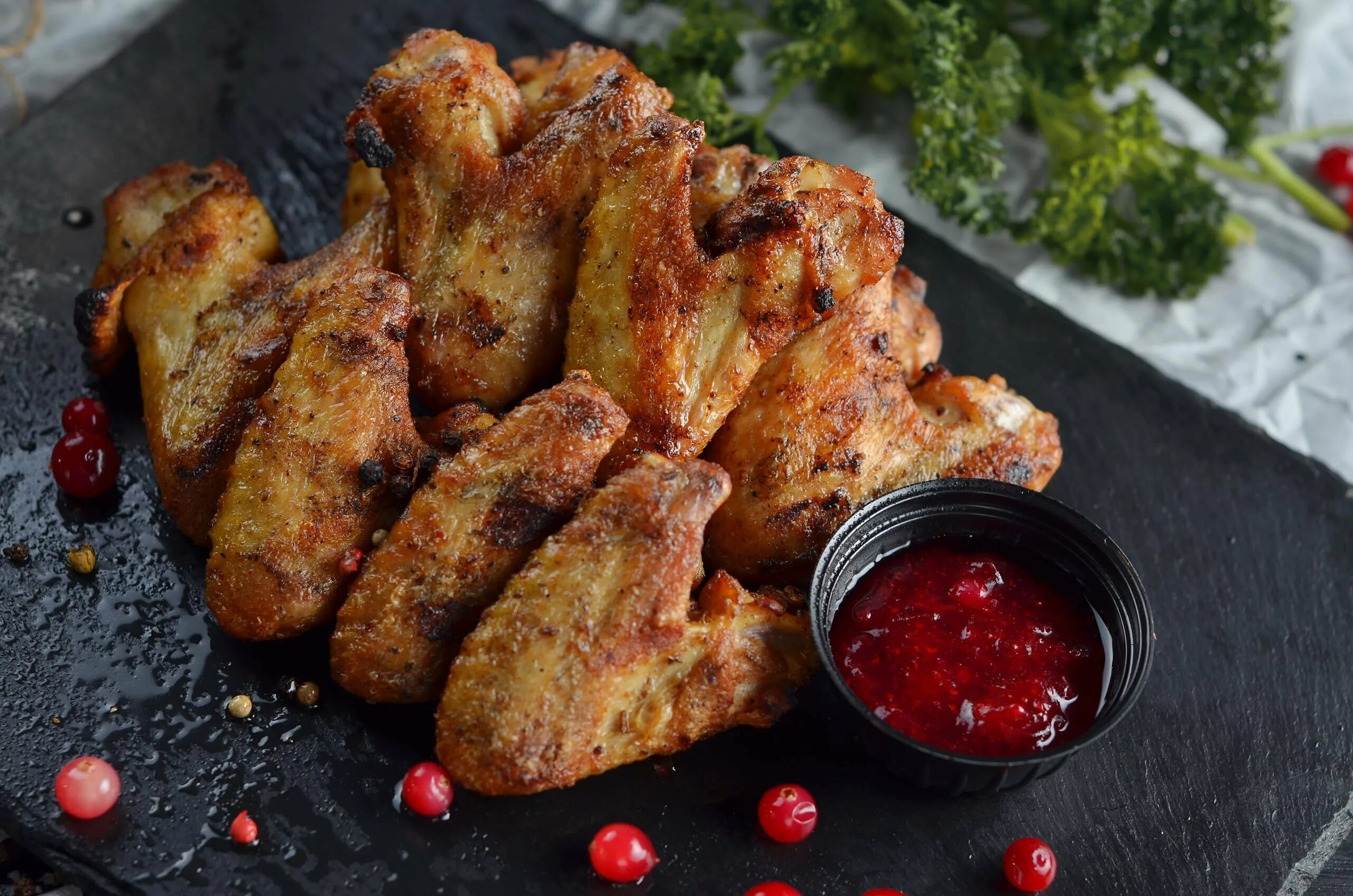 Рецепт шашлыка крылышки. Аппетитные куриные крылышки. куриные крылышки шашлык. куриные крылья барбекю. куриные крылышки на углях.