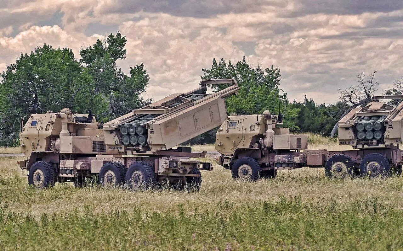 Реактивных систем залпового огня m142 himars. Хамерс оружие. M142 himars. Рсзо m142 himars. Рсзо сша m270 mlrs.