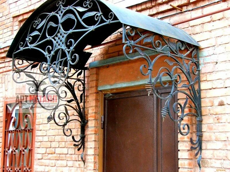Козырек над крыльцом hormann. Кованые навесы. Навес металлический. Ворота крыльцо. Навес над крыльцом из поликарбоната.
