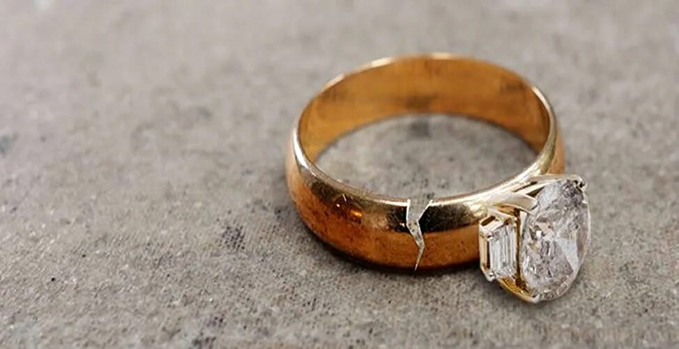 Кольцо с дефектом. Бракованные ювелирные изделия. Сломанное кольцо. Некачественные кольца.