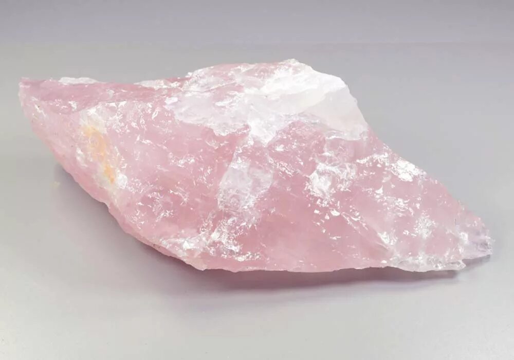 Розовый кварц для чего. Розовый кварц неограненный. Розовый кварц не ограненнй. Мадагаскарский розовый кварц. Кварц камень.
