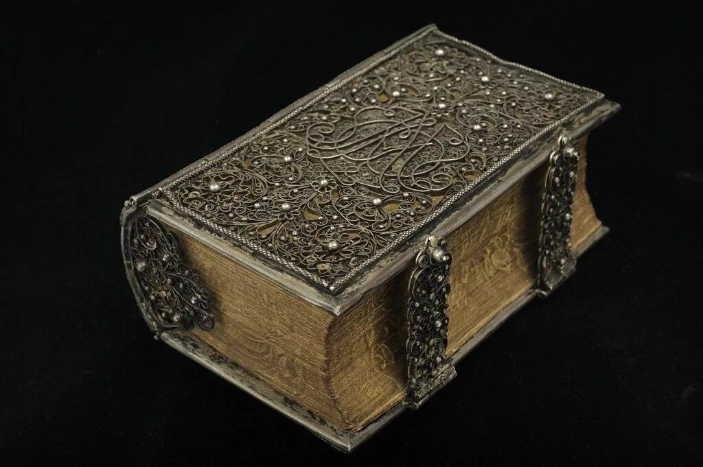 Материал древних книг. Старинные книжные переплёты. старинный переплет. украшения старинных книг. переплет старинной книги.