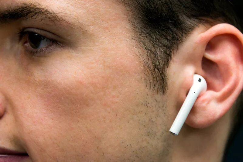 Выпадают airpods. Apple AIRPODS 2 В ушах. Наушники эпл аирподс 2 в ушах. AIRPODS Air 2 в ухе. AIRPODS Pro 2 в ушах.