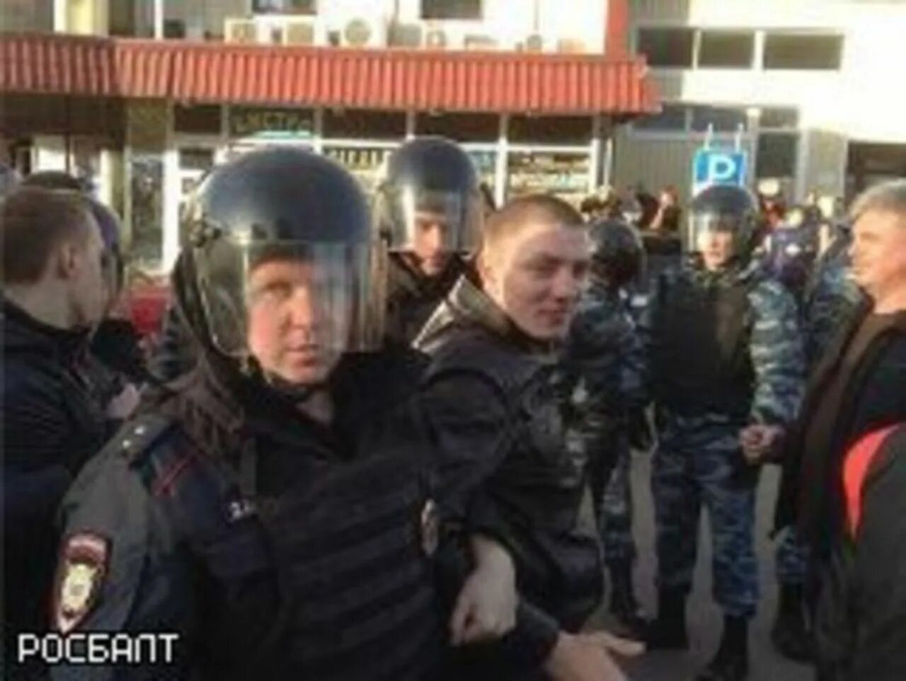 Омон минск. Омон 2003. Омон врывается. Омон зашел. Омон вламывается в дом.