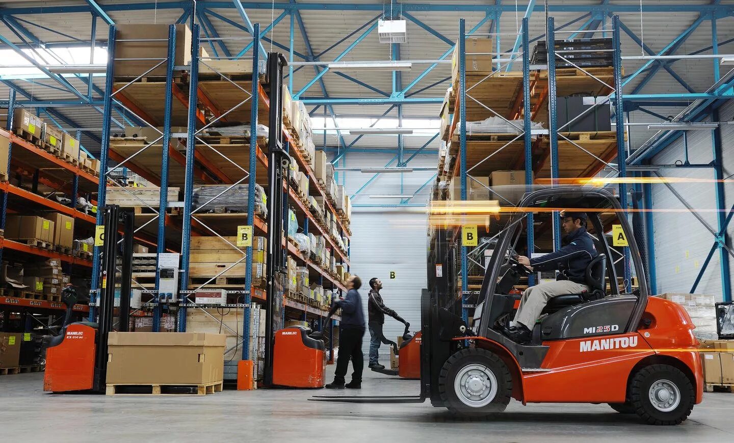 Техника используемая на складе. Складская техника штабелеры. Погрузчики складская техника. Погрузочная техника для склада. Погрузчик на складе.