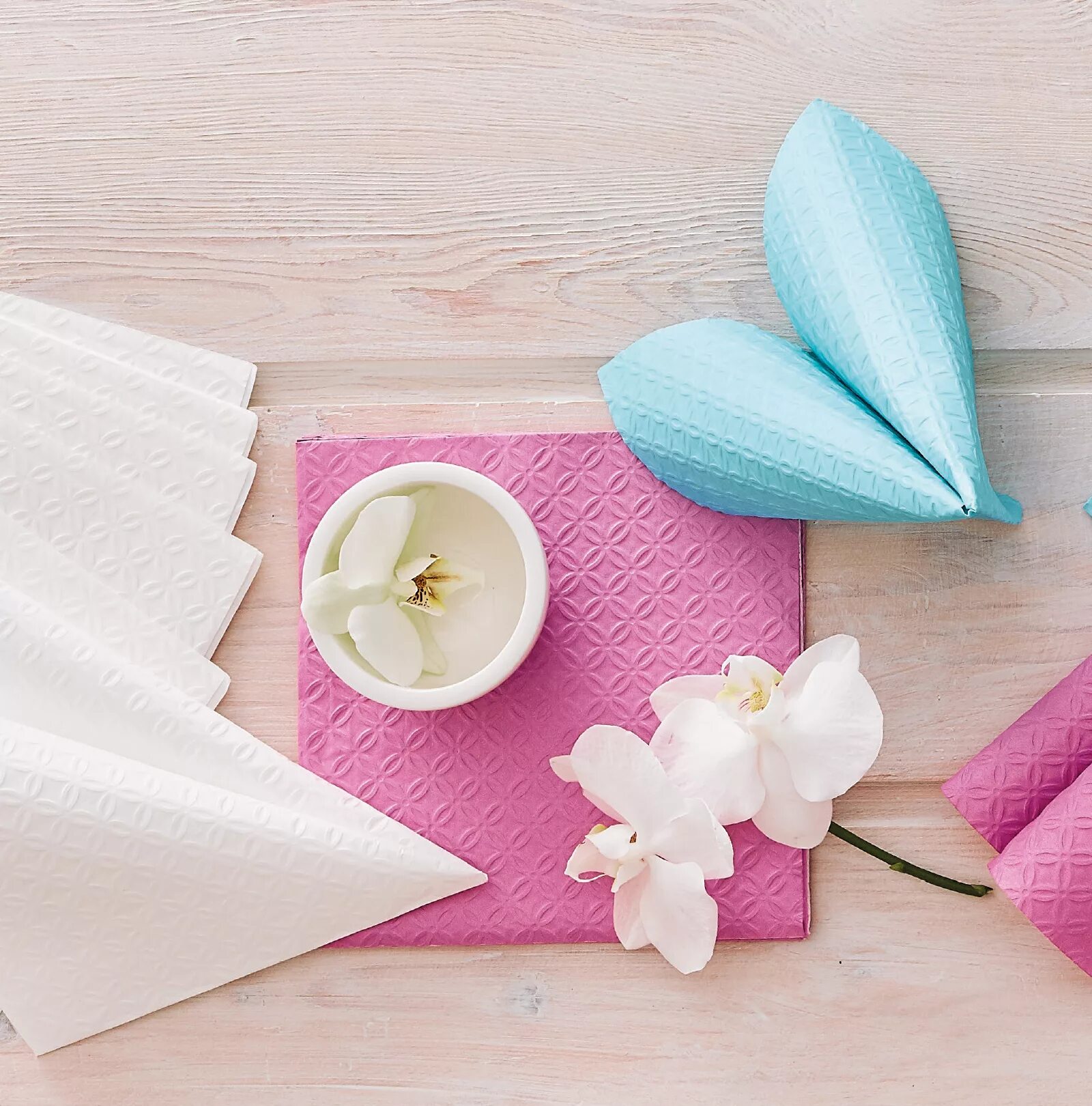 Цветы из салфеток. Цветы из салфеток своими руками. Как сделать объемную салфетку. Салфетница лотос. Цветочки из салфеток.