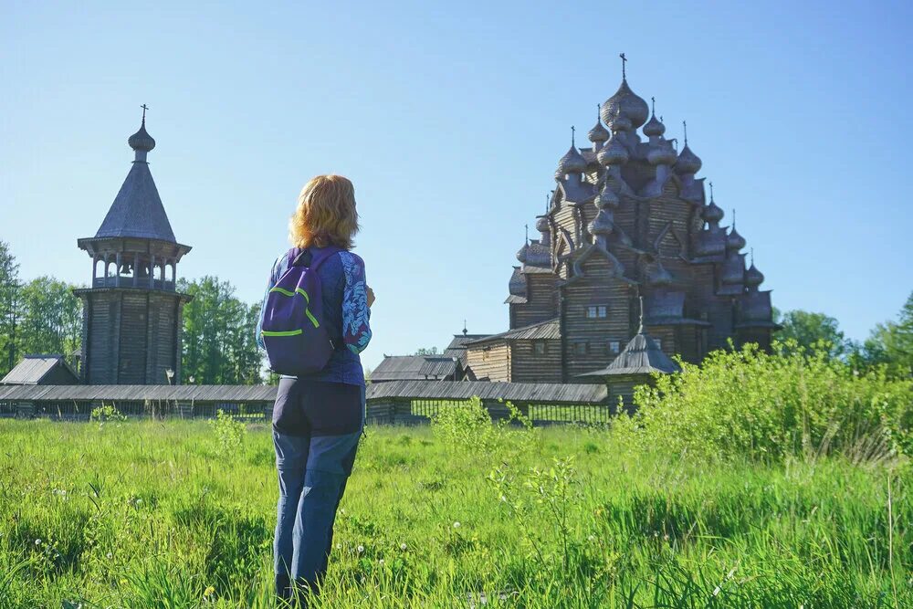 Можно заходить в церковь в брюках. Девушка в храме. Девочка в храме. Фотосессия в храме. Православная женщина.