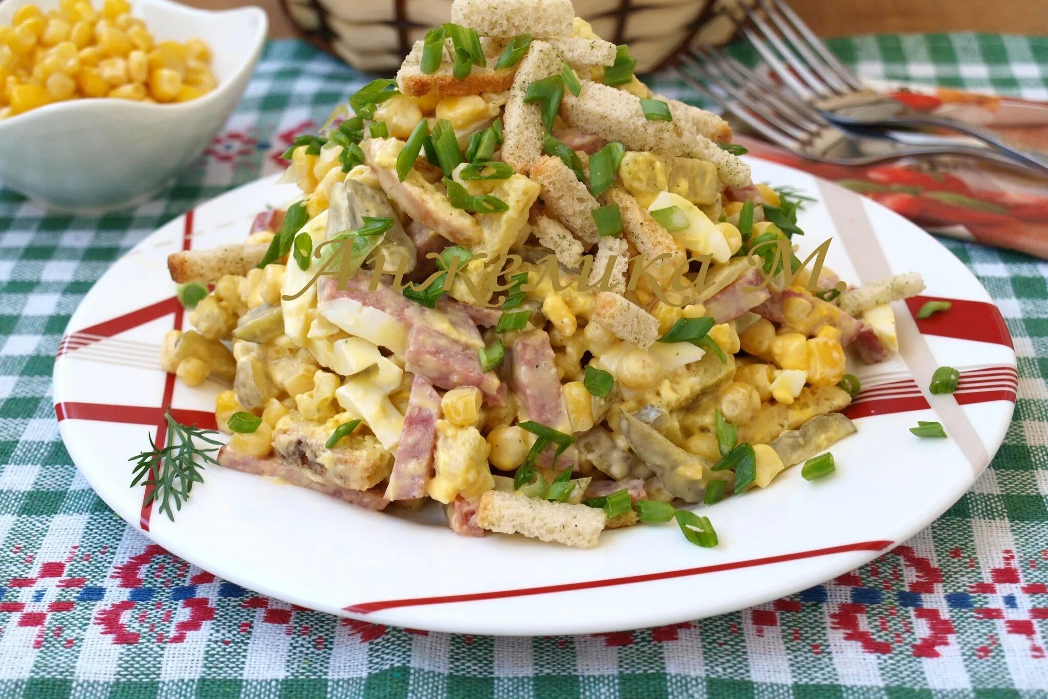 Фасоль яйцо сыр. Салат с сухариками и кукурузой и колбасой. салат с сухариками и кукурузой и колбасой и огурцом. салат с фасолью и сухариками и колбасой и кукурузой. салат фасоль кукуруза с сухариками.