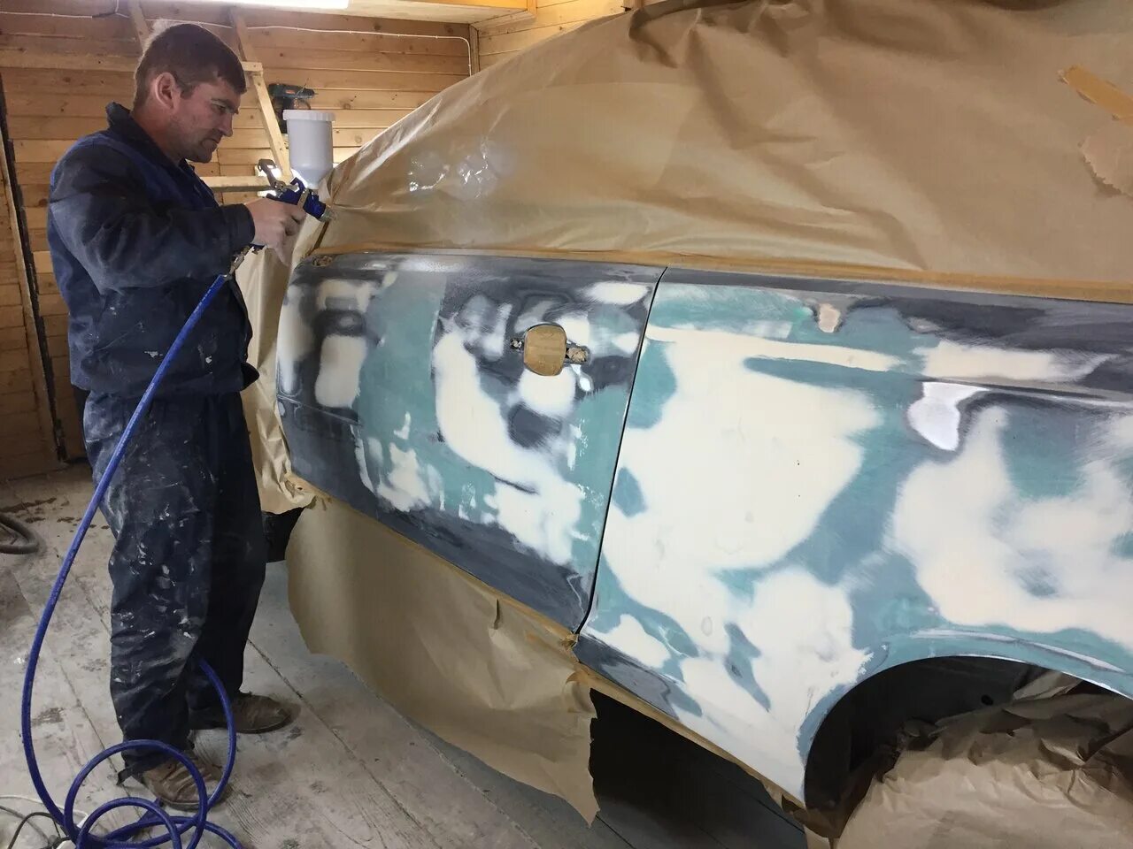Подготовка кузова автомобиля к покраске. Окраска автомобилей. Оклеивание авто перед покраской. Видео подготовки авто к покраске. Покраска машины в гараже.