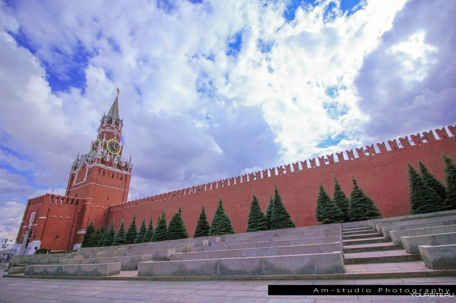 Спасская башня Кремля. Кремлевская стена и Спасская башня. Стены Московского Кремля на красной площади.