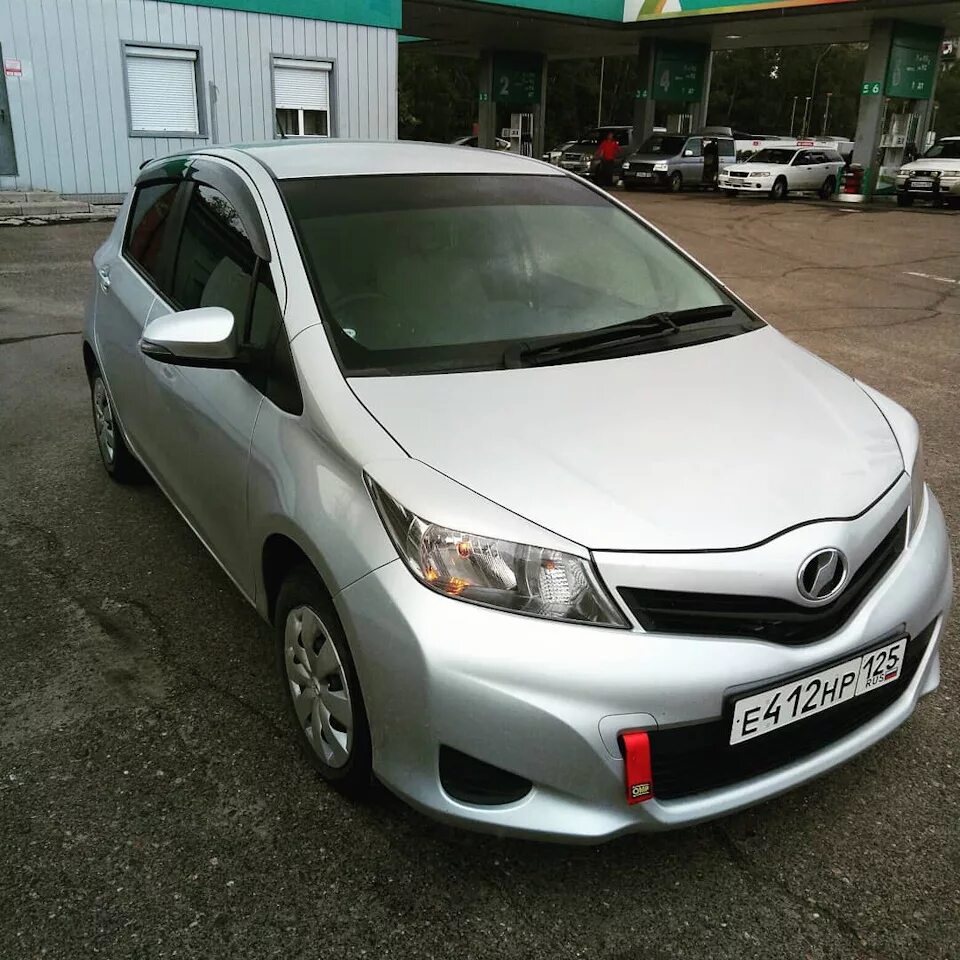 Купить витц дром. Toyota Vitz 130. Toyota Vitz 1.0. Toyota Vitz 2013. Тойота Витц 2011.