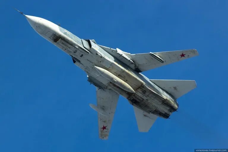 Су-25 штурмовик. Истребитель грач су 25. Грач самолет су 25. Су 24 грач. Су-25 штурмовик грач 25.