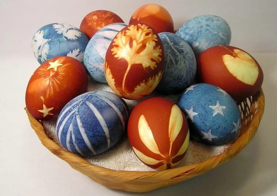 Красивые яйца на пасху своими руками. Пасхальное яйцо Писанка. Украшение яиц на Пасху. Крашеные яйца на Пасху. Оригинальное украшение пасхальных яиц.