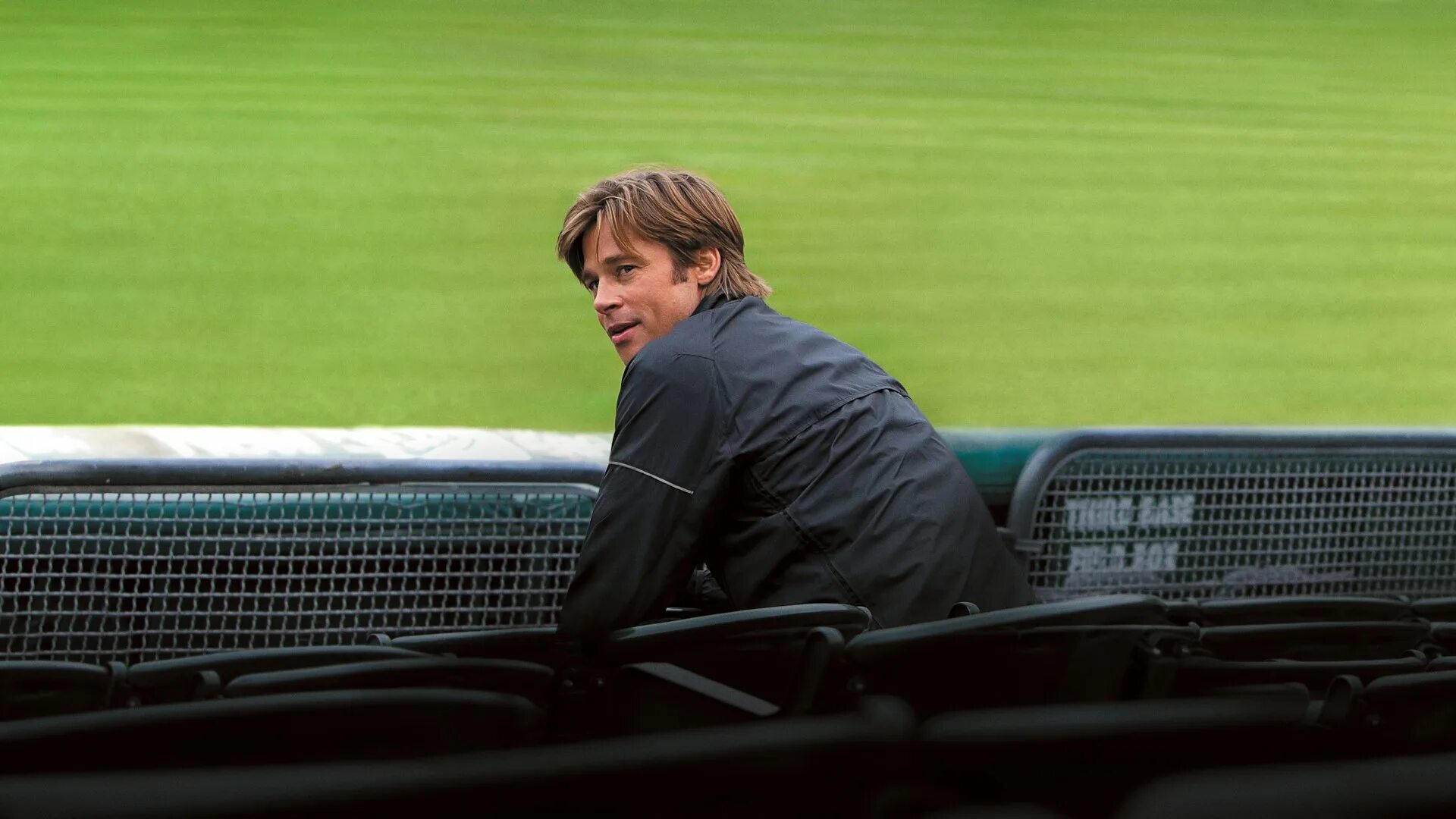 Питт изменил. Брэд Питт Moneyball. Moneyball Шэрон. Moneyball Постер.