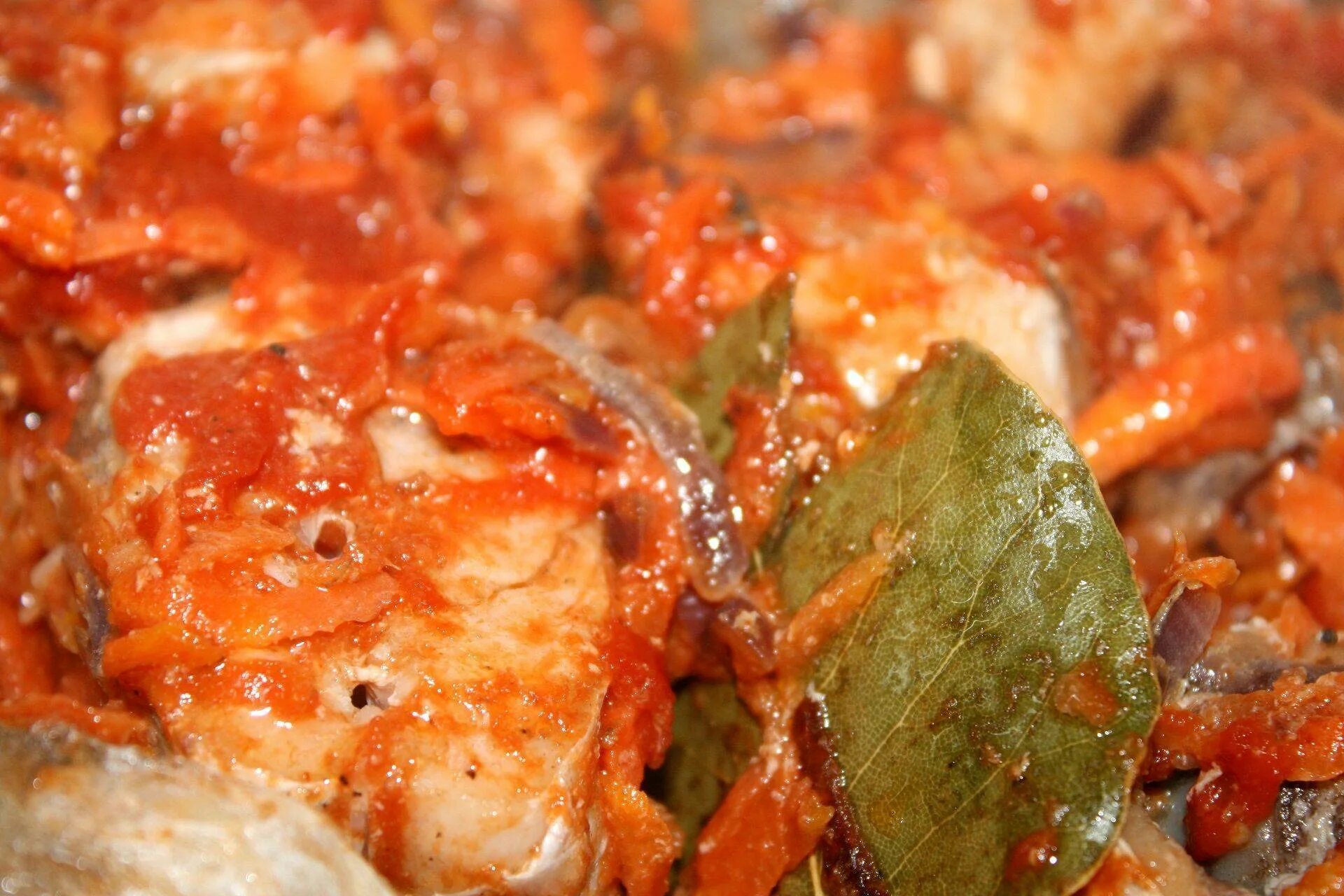 Горбуша на сковороде сочная с овощами. Рыба тушеная с овощами. горбуша тушеная с овощами. минтай тушеный с овощами. рыба тушёная с овощами на сковороде.