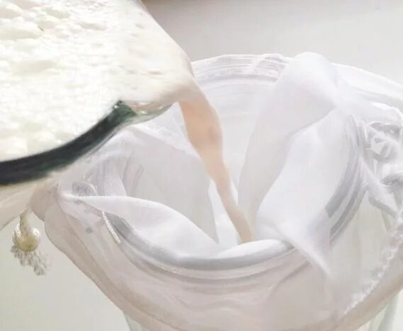 Что делать если мол. Как делают обезжиренный молоко. milk обезжириватель. как обезжирить молоко. обезжирить дома молоко.