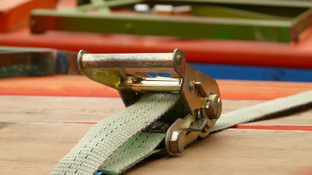 Lashing up. Ремень стяжной для крепления груза. lashing straps. клепаный ремень. стяжной конец.