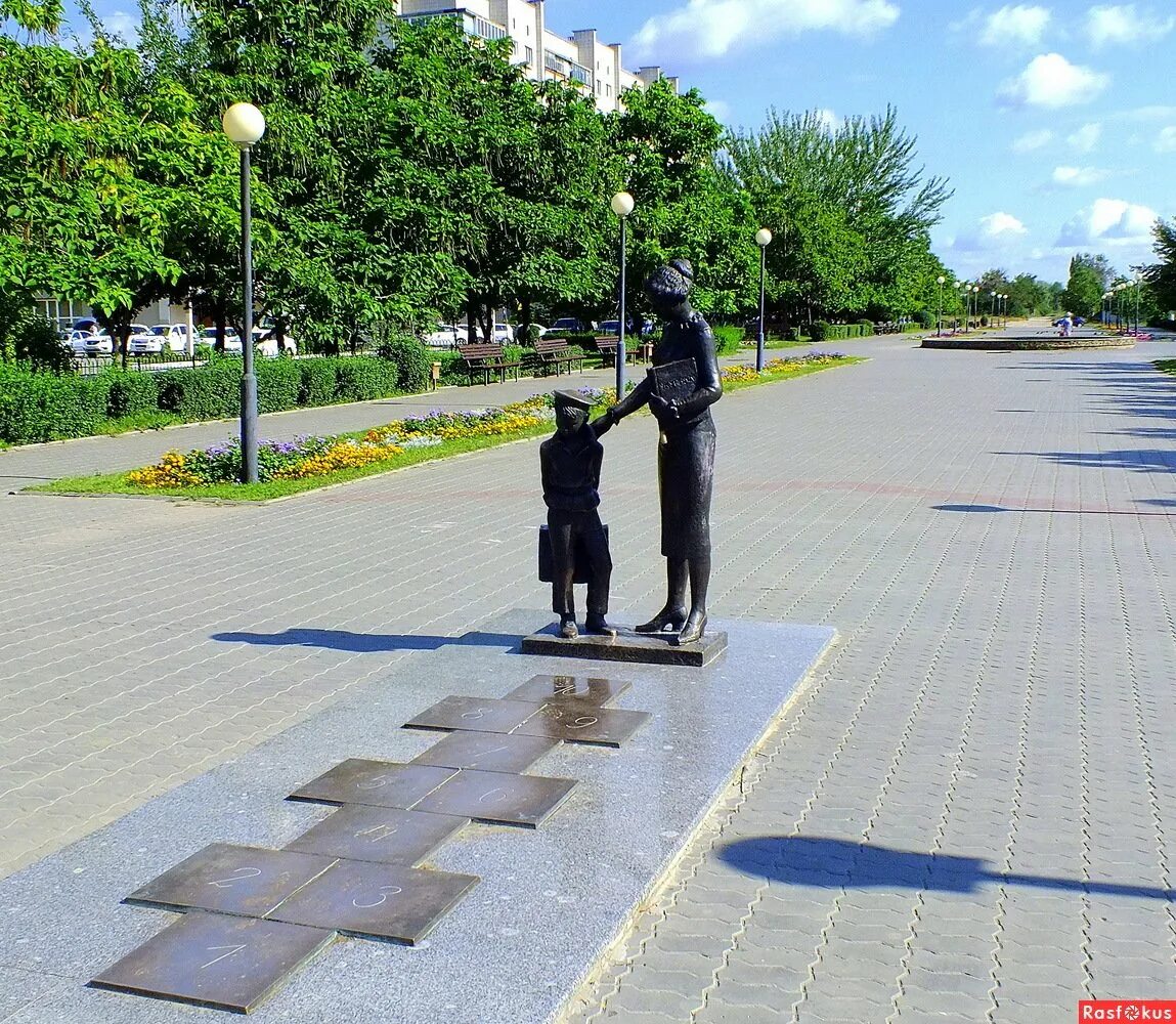 Хороший красноармейский. Памятник учительнице Волгоград. Памятник первому учителю Волгоград. Памятник учителю в Волгограде Красноармейский район. Памятник первой учительнице Волгоград.