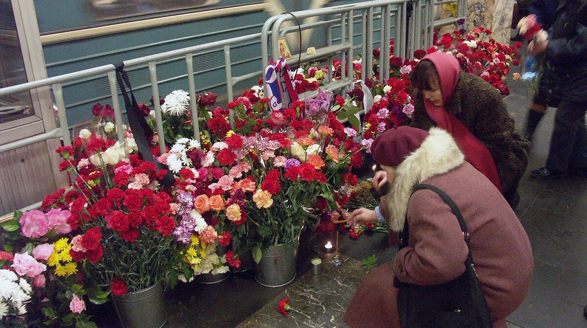 теракт в московском метро 2004 автозаводская. теракт 6 февраля 2004 года в московском. 1 февраля 2004 год. теракт в метро автозаводская. взрыв в московском метрополитене (февраль 2004).
