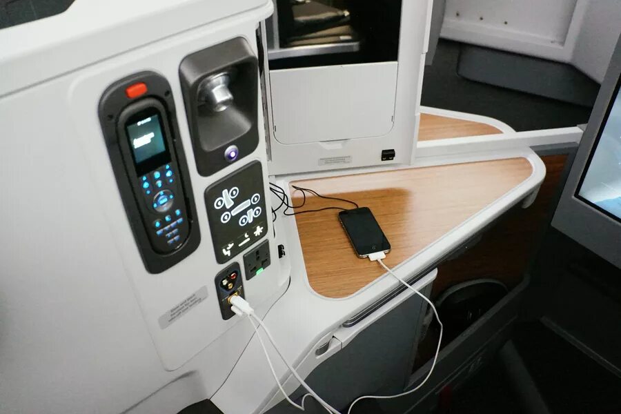 W220 авиалинии режим. Самолет usb. Инструкция аэрофлот для пассажиров. Есть в самолетах розетки. В самолетах аэрофлота есть зарядка.