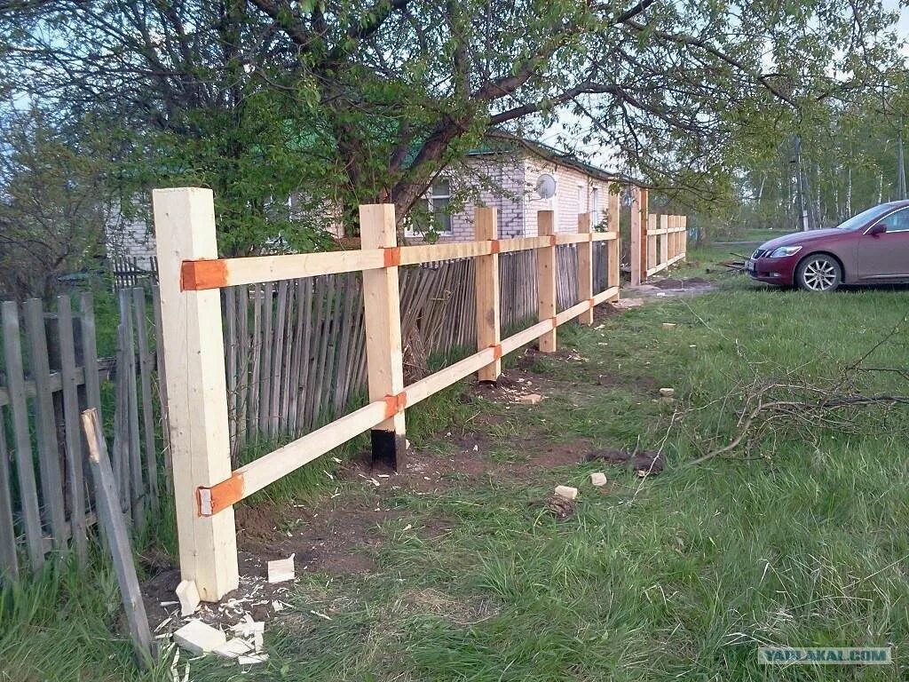 Какие столбы для деревянного забора. Деревянный забор на деревянных столбах. деревянные столбы для забора. забор на дачном участке. забор из деревянных столбов.
