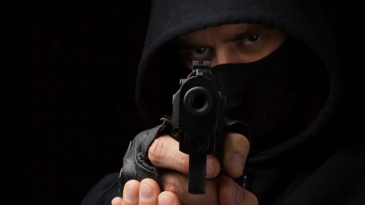 Бандит с пистолетом. Бандиты с оружием. Бандит в маске с пистолетом. Человек со стволом.