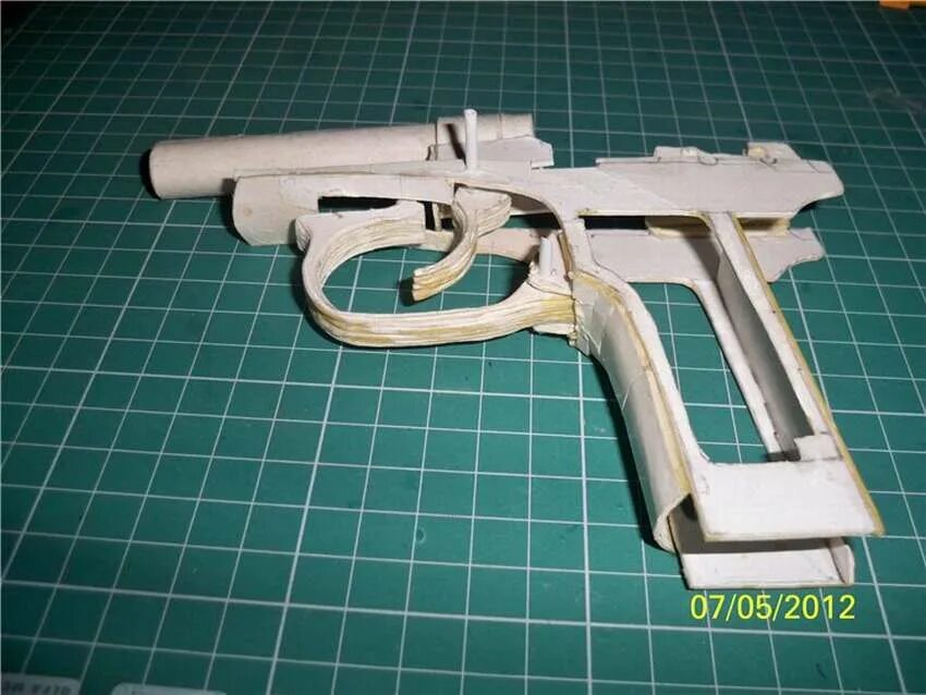 Оружие из бумаги. Макет пистолета из бумаги. Модель пистолета из бумаги. Можно оружие из бумаги