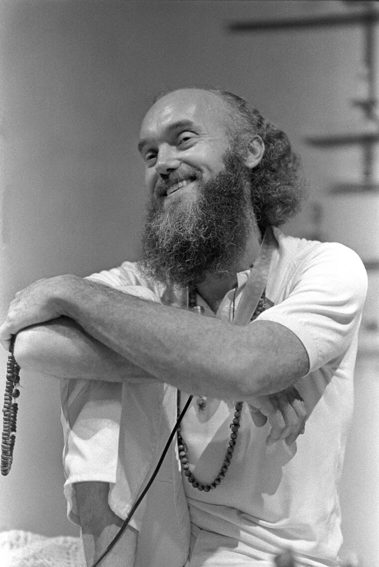 Дасс дженнир. Все еще здесь рам дасс. Будь здесь и сейчас (1971). Рам дасс. Дасс.