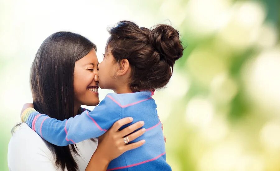 Lesbian little girl. Мать с ребенком. Девочка обнимает маму. Счастливая мама счастливый ребенок. Девушка обнимает ребенка.