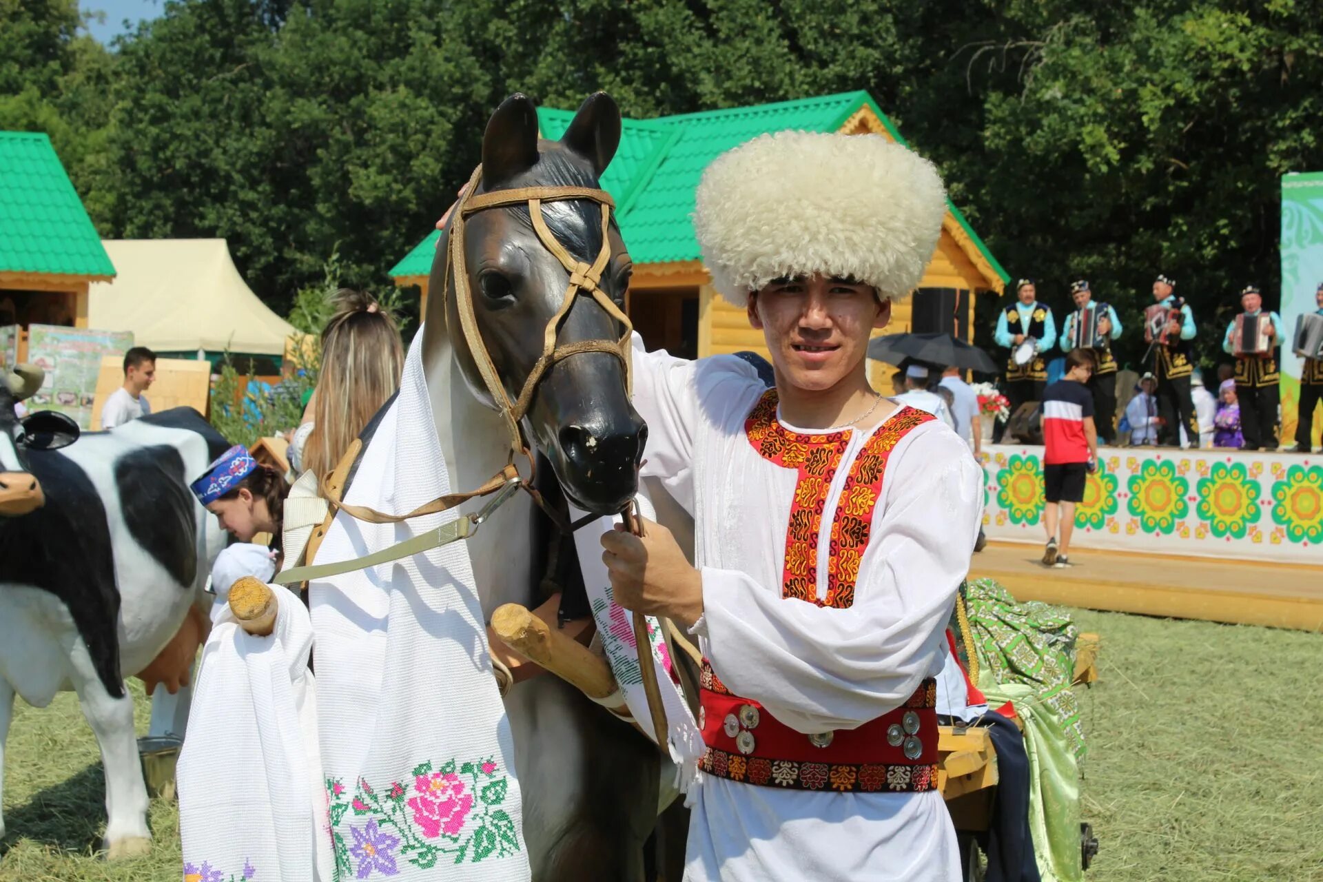 Сабантуй кратко. Сабантуй у башкир. Праздники Башкиров Сабантуй иллюстрации. Сабантуй татарский праздник. Традиции народов Ульяновской области Сабантуй.