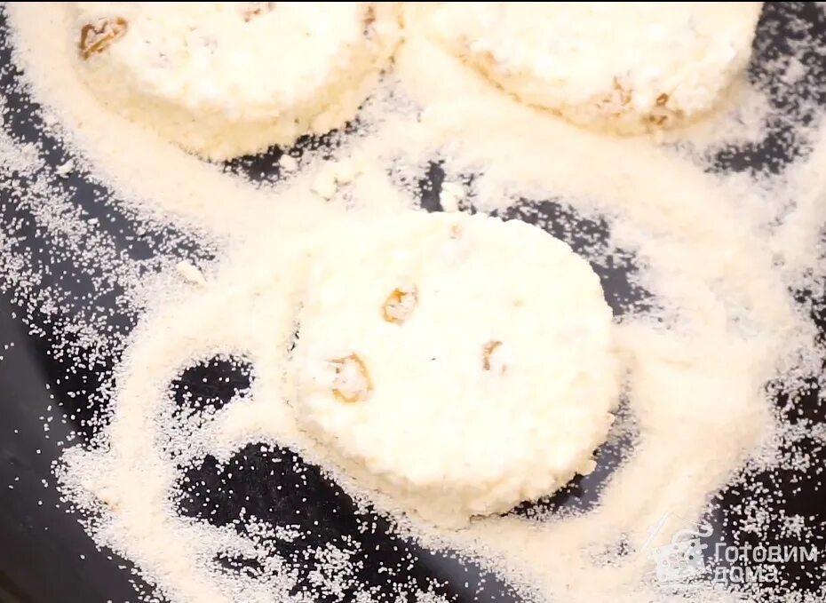 Обваливать ли сырники в муке. Сырники без муки в духовке. сырники в духовке из творога. сырники обвалять в манке и жарить. сырники сырые замолрож.