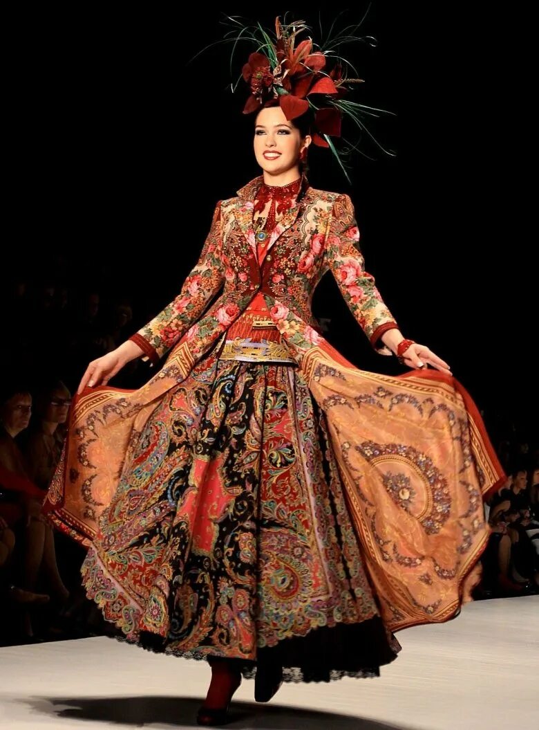 Народный стиль в одежде. Русские мотивы в одежде. Стиль "а ля рюс" поль пуаре. Вячеслав зайцев коллекции русский народный костюм. Стиль а ля рюс.