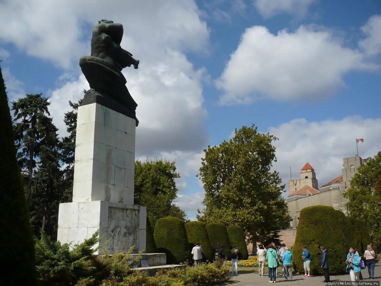 Сербия памятники. Парк Калемегдан Белград. Памятник советскому воину Белград Сербия. Памятник Франции в Белграде. Белгород Сербия памятники.