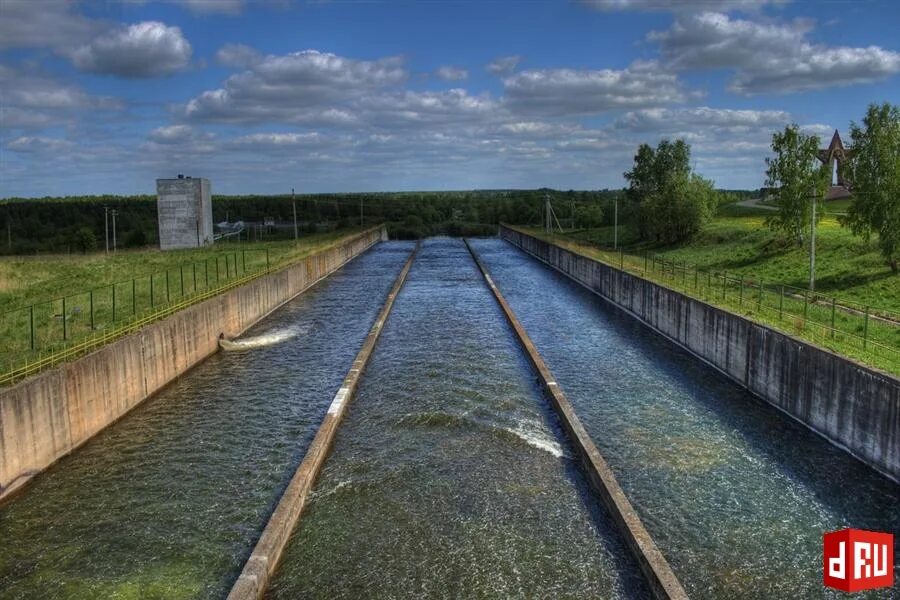 Сброс воды десногорское. Десногорское водохранилище дамба. Десногорск плотина. Десногорск водосброс. Платина Десногорск.