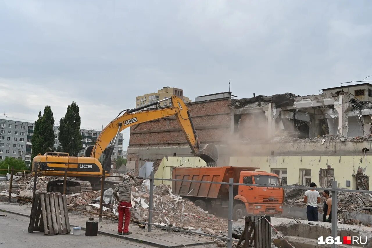 Снос ростов на дону. Снесли город ростов на дону. Сносят здание в центре ростова. Снесенные здания в ростов. Аварийные здания ростова на дону.