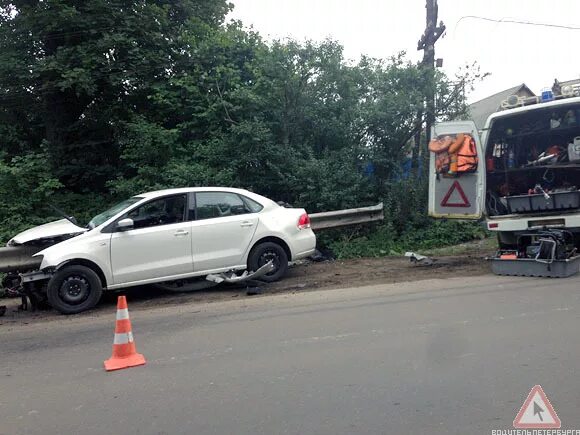 Отбойник пробил машину. Отбойник пробил машину насквозь. Отбойник аварии