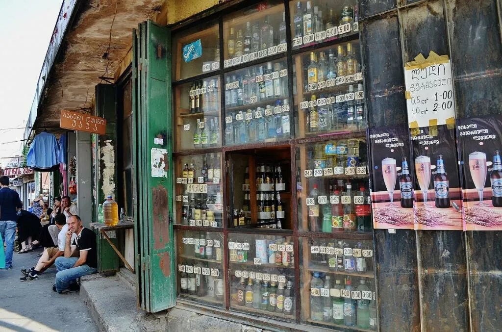 грузия тбилиси молл. магазины в тбилиси. сувенирный магазин в тбилиси на руставели. Wine gallery тбилиси. грузинские магазины одежды.