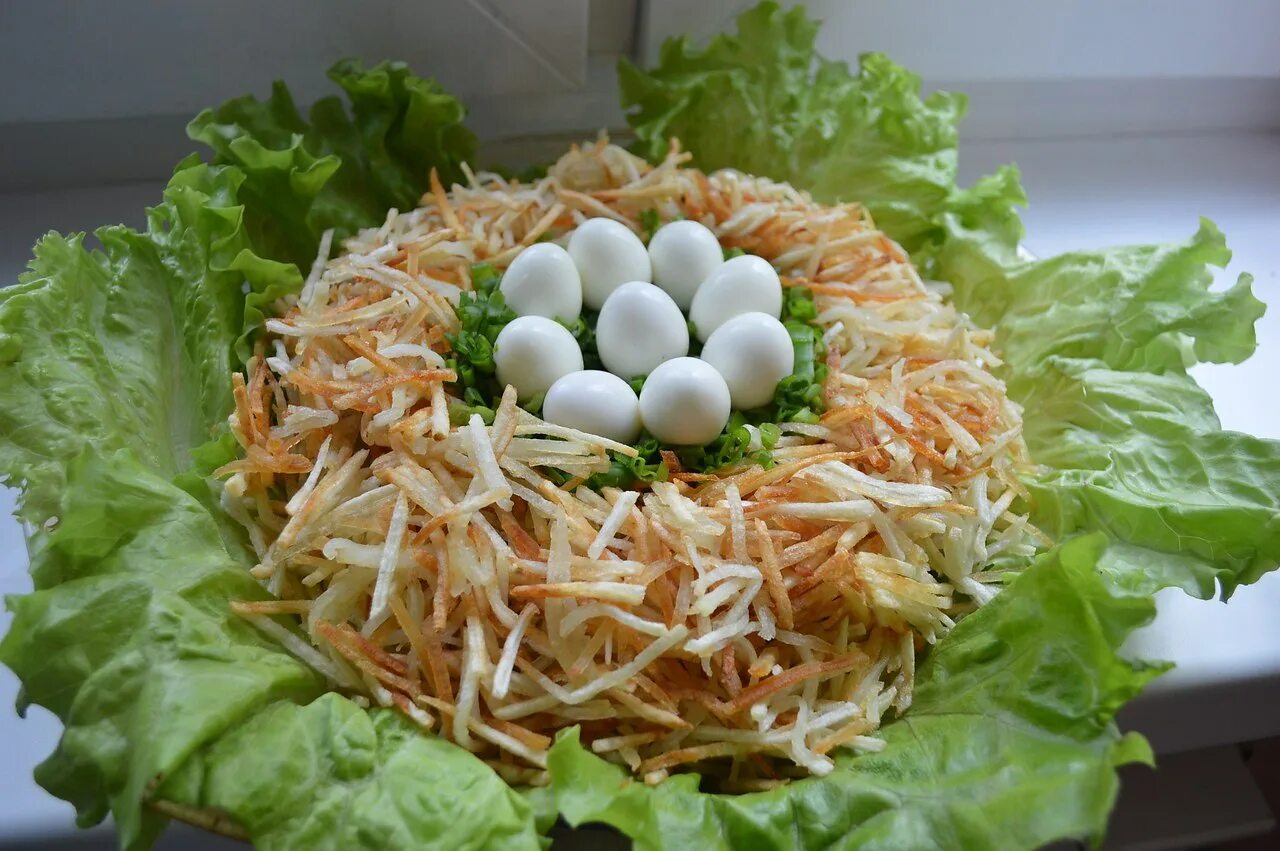Глухариное гнездо. Салат без куриных яиц. Салат глухаря гнездо глухаря. Салат нежный с курицей и сыром. Салат гнездо перепелки.
