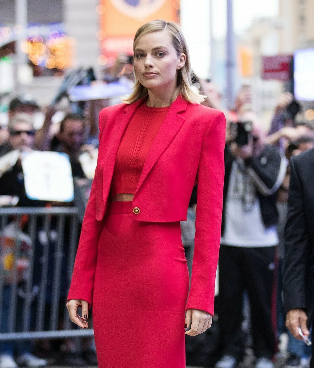 Марго робби волосы. Марго робби в костюме. Марго робби в платье. Марго робби 2010. Марго робби прически.