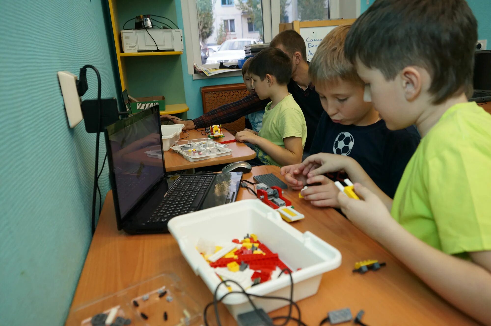 Занятие по робототехнике в начальной школе lego wedo. Что такое робототехника для школьников. Внеурочное занятие робототехника. Проектная деятельность школьников. Урок робототехники в школе.